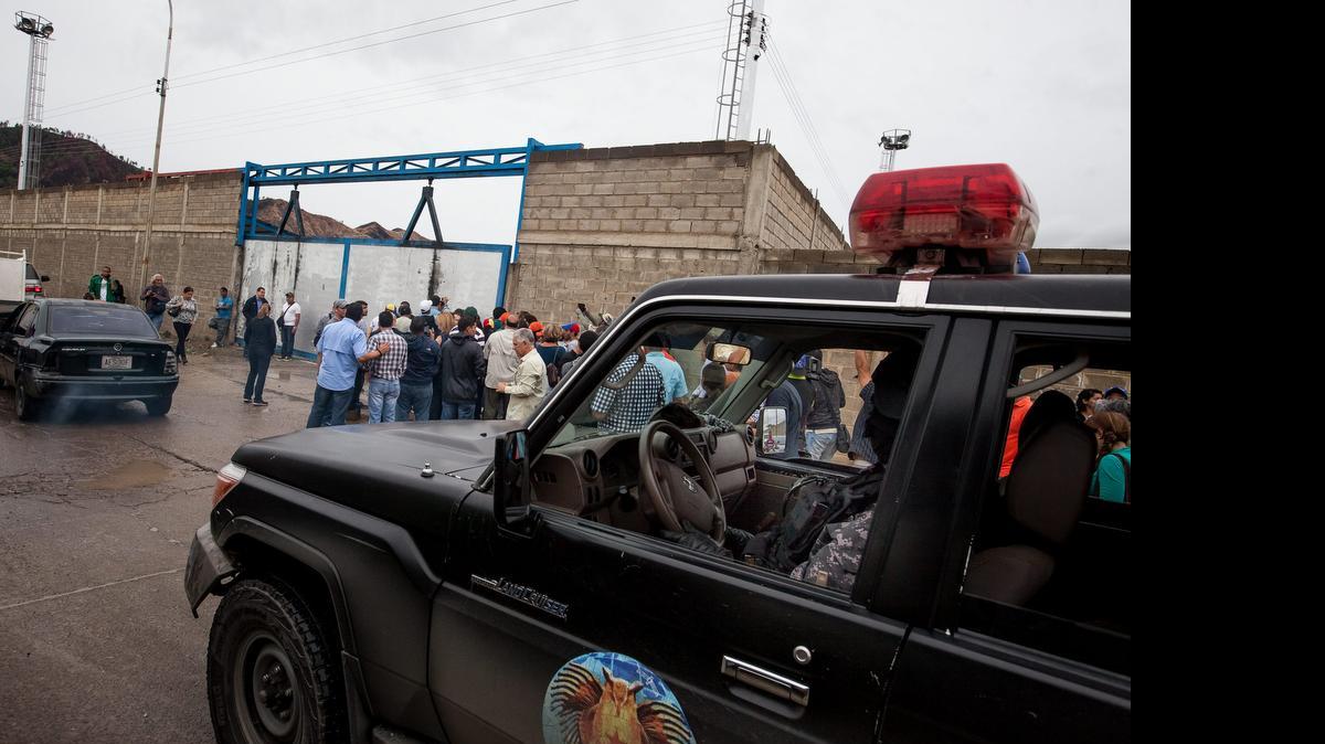 
Miembros del Servicio Bolivariano de Inteligencia (SEBIN) custodia el viernes las inmediaciones del Centro de Reclusión 26, en San Juan de Los Morros, Venezuela, donde está recluido el opositor Daniel Ceballos. 
