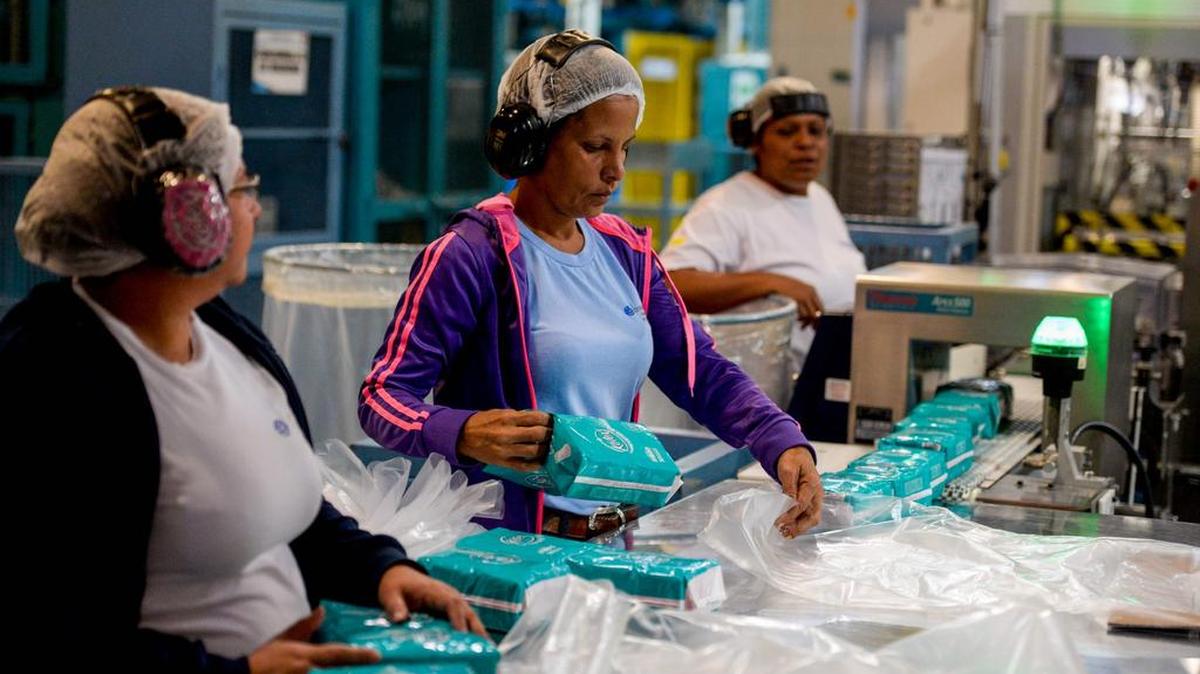 Empleadas trabajan en la línea de producción de productos para el cuidado diario en la planta de Kimberly-Clark en Maracay, Venezuela el 18 de julio de 2016.