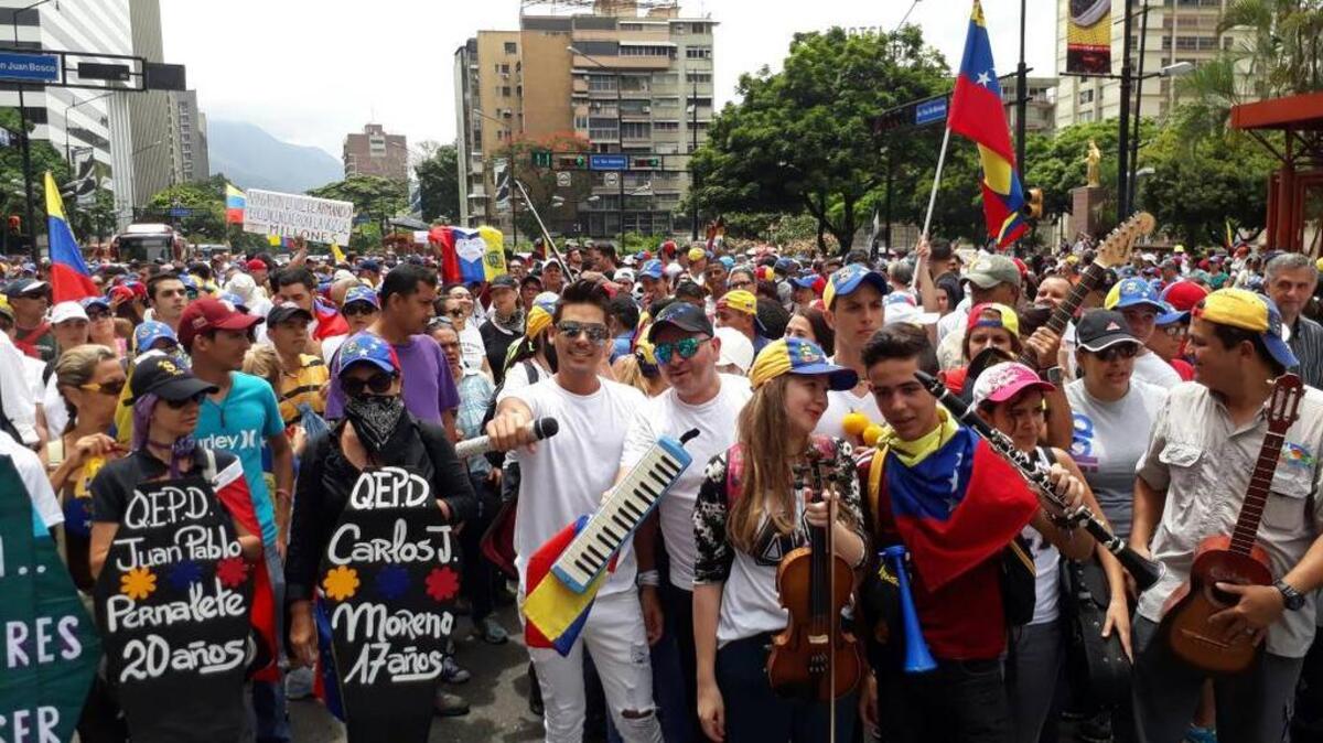 Venezolanos artistas salen con sus instrumentos musicales a marchar este domingo 07 de mayo de 2017 en honor a los fallecidos durante el último mes.