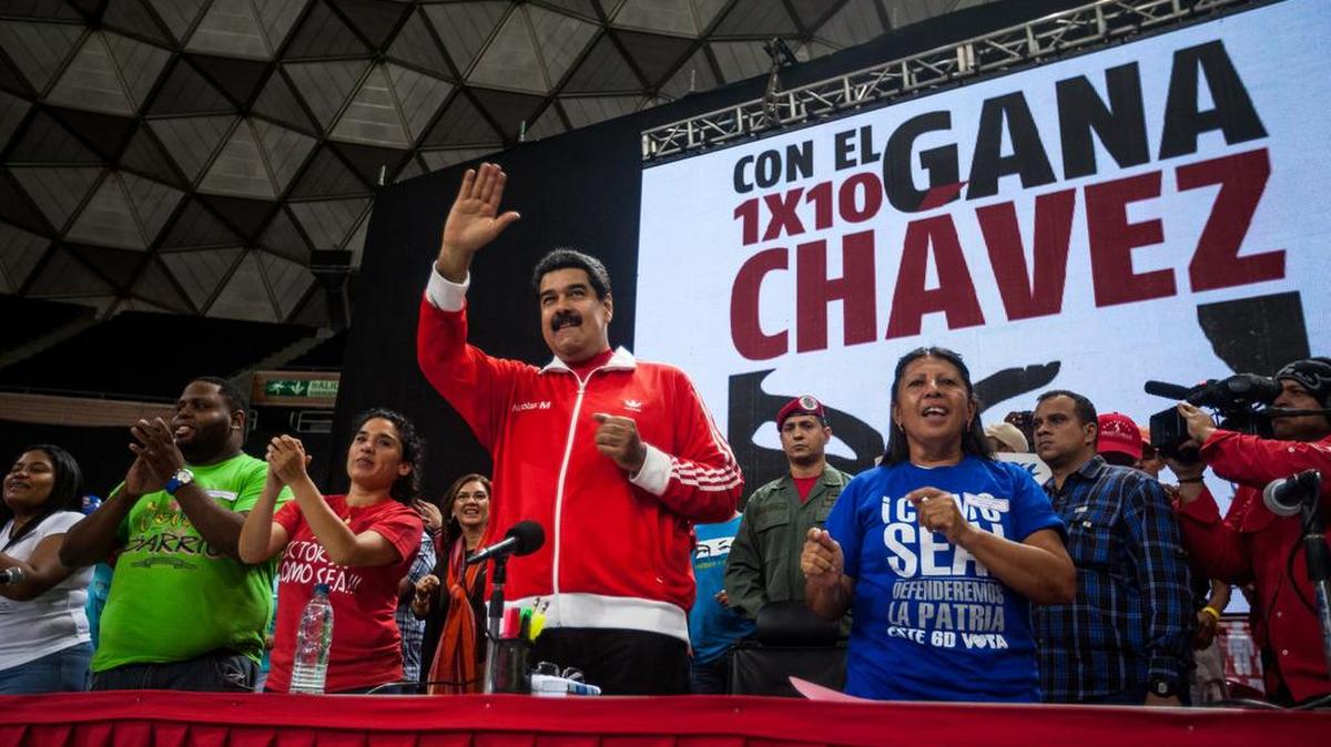 El presidente venezolano Nicolás Maduro (c) participa en un evento de campaña electoral de la alianza chavista Gran Polo Patriótico (GPP) el lunes 30 de noviembre del 2015, en la ciudad de Caracas (Venezuela).