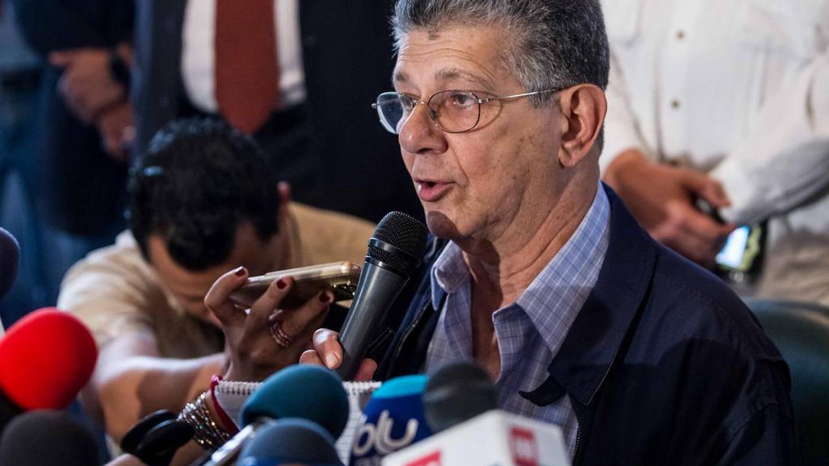 El presidente de la Asamblea Nacional, Henry Ramos Allup, ofrece declaraciones a la prensa en la Asamblea Nacional.