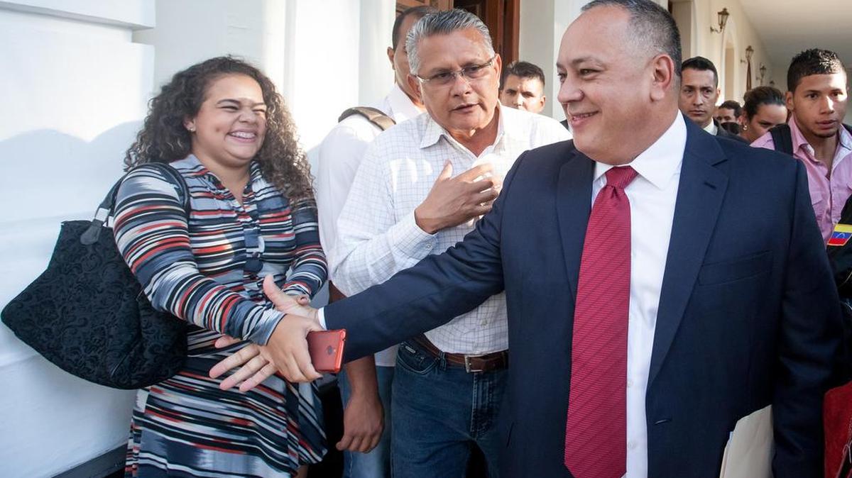 El diputado de la Asamblea Nacional por el Partido Socialista Unido de Venezuela (PSUV), Diosdado Cabello (d), saluda mientras se retira del palacio legislativo de la Asamblea Nacional el 23 de febrero del 2016, en Caracas (Venezuela).