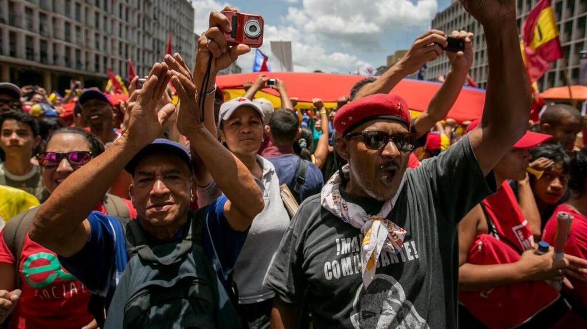 Simpatizantes del gobierno venezolano participan en una marcha el martes en Caracas, con el propósito de demostrar la "unidad" entre los partidarios de la revolución bolivariana y el presidente de ese país, Nicolás Maduro.