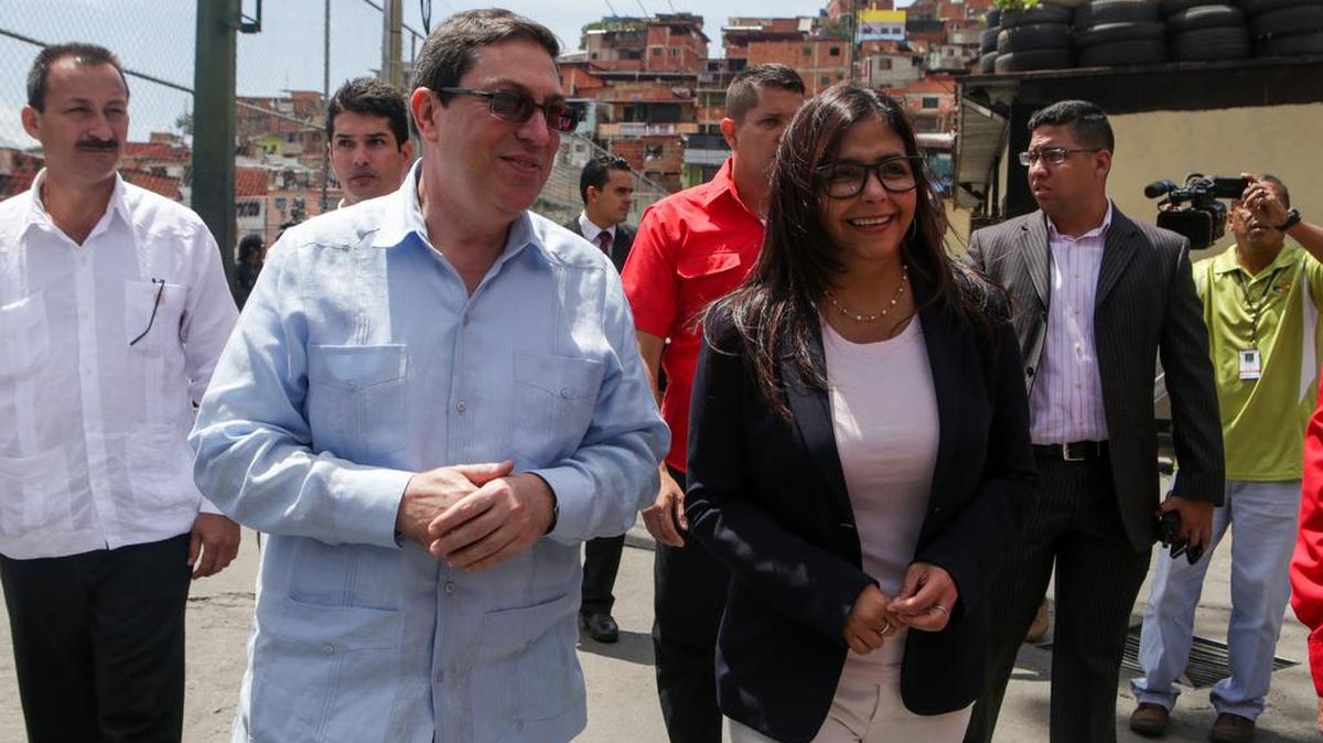 La canciller venezolana, Delcy Rodríguez (d) junto su homólogo cubano, Bruno Rodríguez (i) visitan hoy, martes 24 de mayo de 2016, el Centro de Diagnóstico Integral Sierra Maestra en la comunidad 23 de enero de Caracas (Venezuela). El canciller cubano llegó a Venezuela el pasado domingo con el propósito de reforzar la agenda bilateral en ambos países.