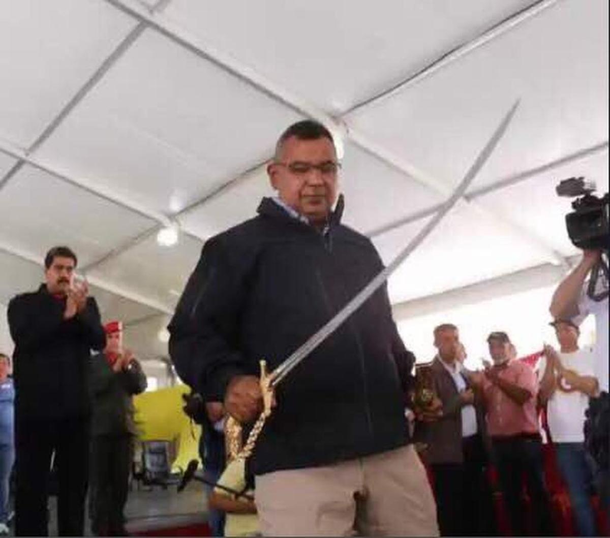El ministro de Interior y Justicia de Venezuela y comandante general de la Guardia Nacional, Néstor Reverol, recibe la réplica de la espada de Bolívar el miércoles 26 de julio de 2017.