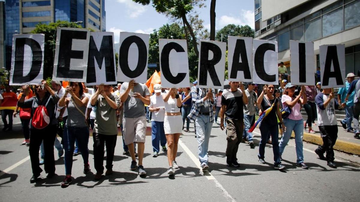 Manifestantes antigubernamentales proestan contra el gobierno del presidente venezolano Nicolás Maduro, el 12 de agosto en Caracas.