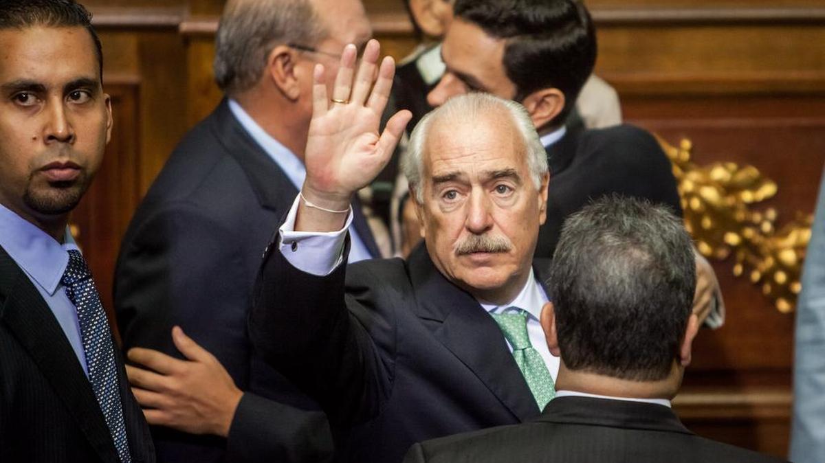 El ex presidente colombiano Andrés Pastrana llega para la instalación de la Asamblea Nacional de Venezuela el martes 5 de enero de 2016, en Caracas (Venezuela).