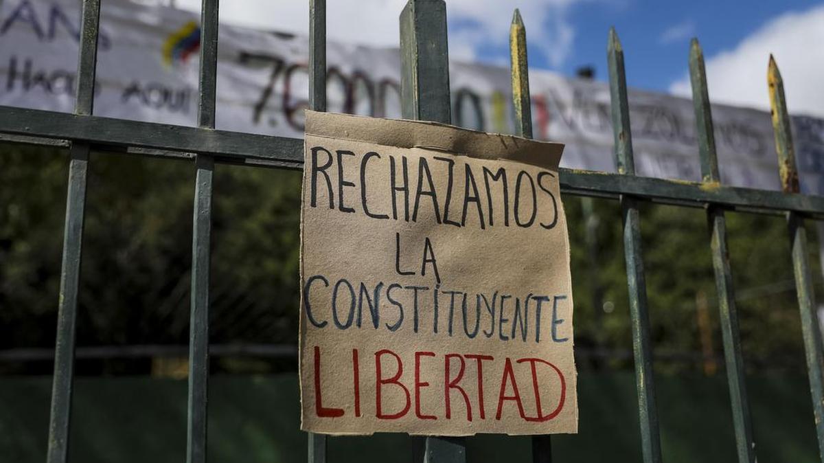 Fotografía de un cartel en rechazo a la Asamblea Constituyente el lunes 24 de julio de 2017, en una verja de Caracas (Venezuela).