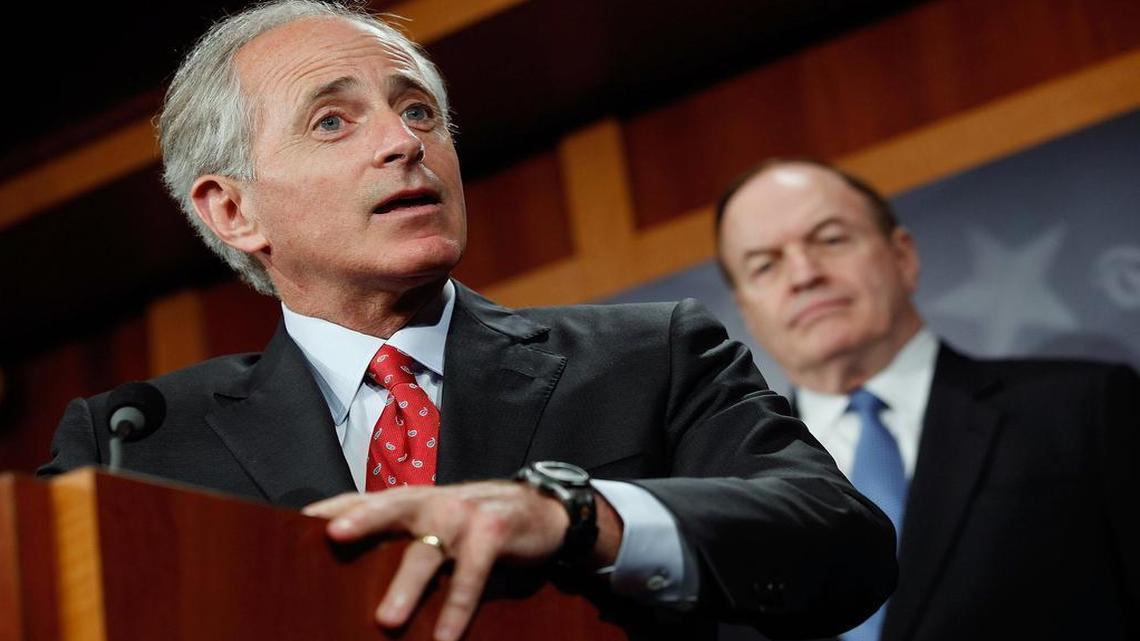 
El presidente del Comité de Relaciones Exteriores del Senado, Bob Corker (izq), tiene previsto visitar está semana al gobernante venezolano Nicolás Maduro, en medios de los esfuerzos del régimen por mejorar las espinosas relaciones entre ambos países.
