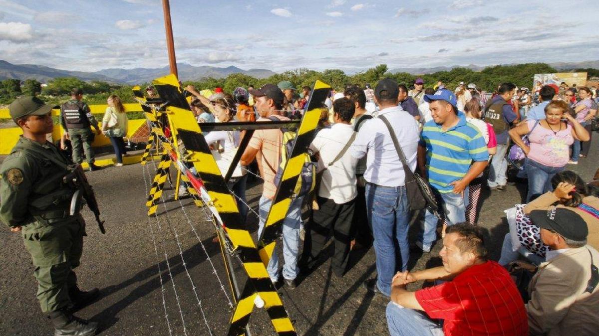 Colombianos conversan con un guardia nacional venezolano el jueves en el Puente Internacional Simón Bolívar, que conecta a las ciudades de San Antonio (Venezuela) y Cúcuta (Colombia).