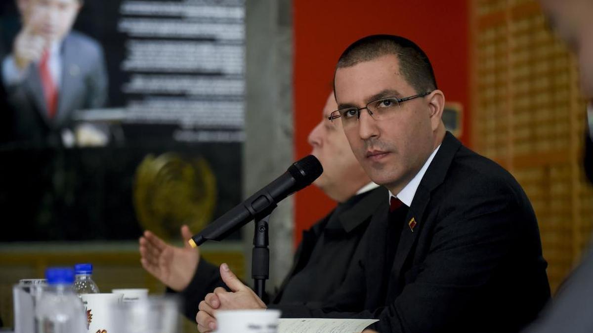 El canciller venezolano Jorge Arreaza asiste a una conferencia de prensa en la embajada de Venezuela en Beijing el 21 de diciembre de 2017.