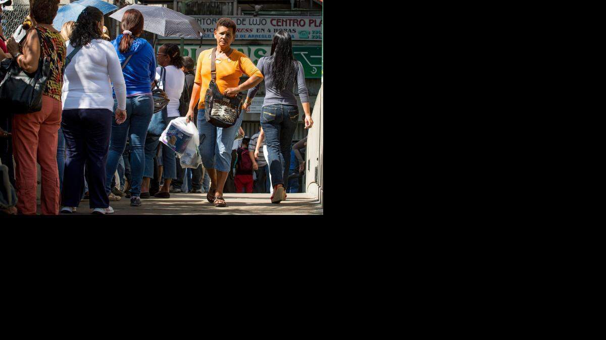 
Un grupo de personas hace fila afuera de un supermercado en Caracas el martes 3 de febrero del 2015.
