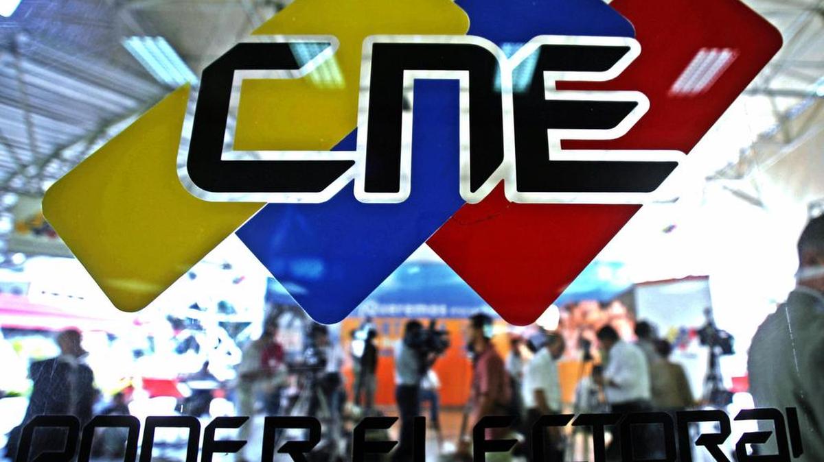 Periodistas colocan equipos en las instalaciones del Consejo Nacional Electoral (CNE) en Caracas el 27 de noviembre del 2006.