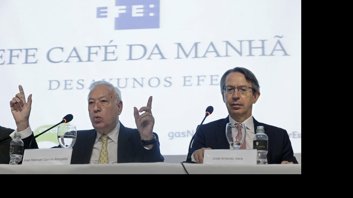 
 El ministro español de Asuntos Exteriores y Cooperación, José Manuel García-Margallo (i), junto al presidente de la Agencia Efe, José Antonio Vera (d), durante su participación hoy en un desayuno informativo organizado por Efe en Sao Paulo. 
