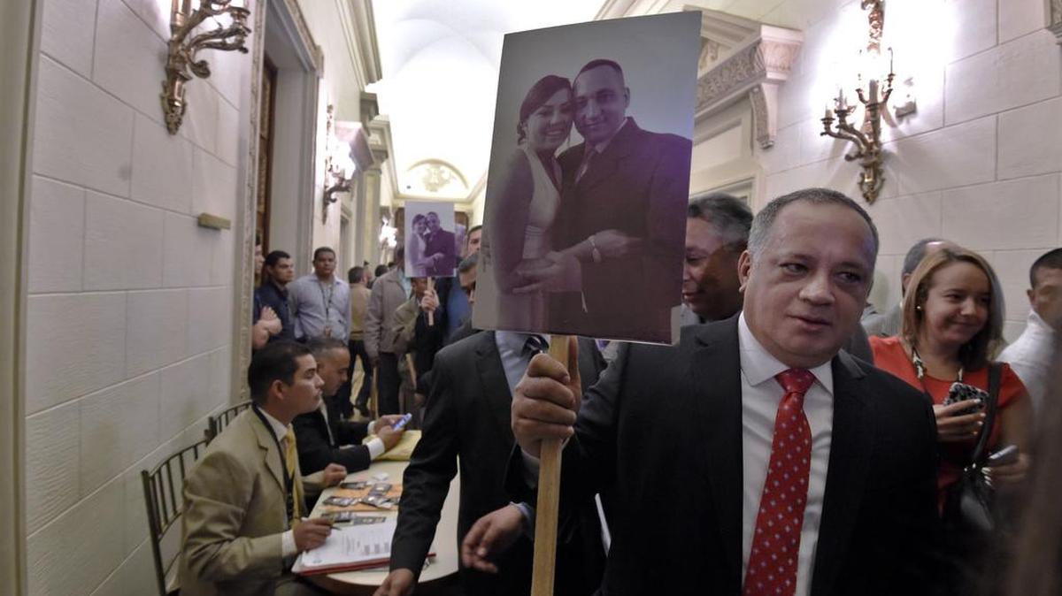 Diputado venezolano y ex presidente de la Asamblea Nacional, Diosdado Cabello llega a una sesión de la Asamblea Nacional que lleva una pancarta con la imagen de un chavista que falleció durante las manifestaciones violentas de 2014, en Caracas.