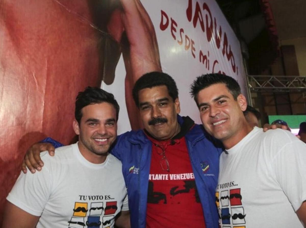 Los actores Manuel Sosa y Roberto Messuti, junto al gobernante venezolano Nicolás Maduro.