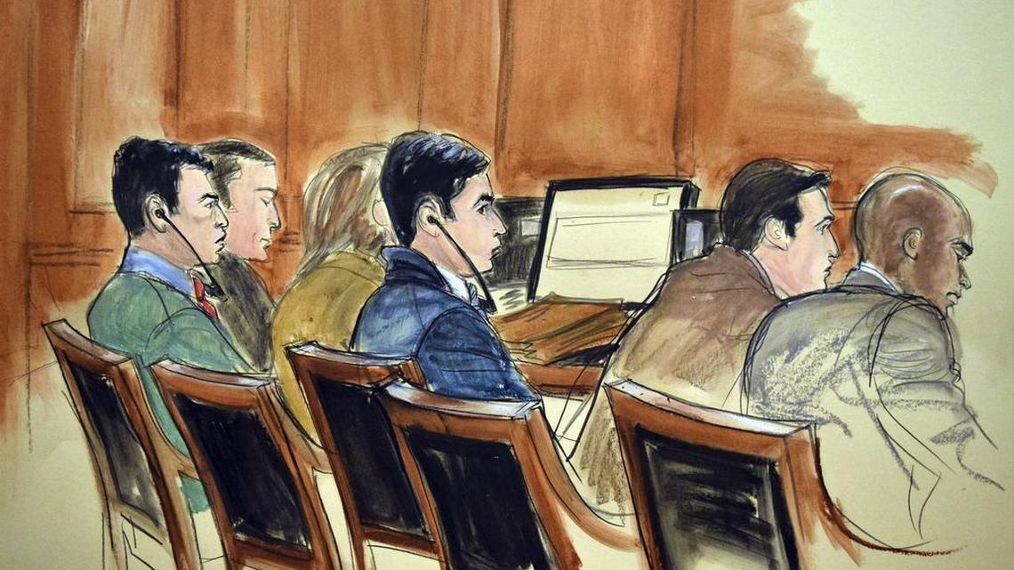 En este boceto artístico se ve a los acusados, Francisco Flores, con audífonos, a la izquierda, y a Efraín Campo, también con audífonos, al centro.