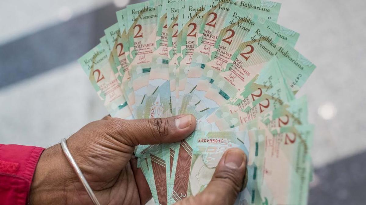 Una persona muestra dinero del nuevo cono monetario retirado de un cajero automático del Banco de las Fuerzas Armadas Bolivarianas (BANFANB) el 20 de agosto del 2018, en Caracas (Venezuela).