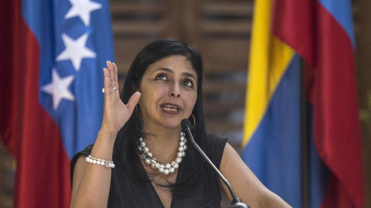 
Delcy Rodríguez, ministra de relaciones exteriores, participa en una conferencia de prensa tras su reunión con la canciller colombiana María Ángela Holguín, el 26 de agosto, en Cartagena, Colombia.
