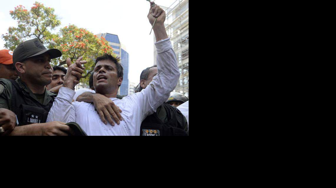 
Leopoldo López es escoltado por la Guardia Nacional el pasado 18 de febrero, día en que se entregó ante una orden de arresto. 



