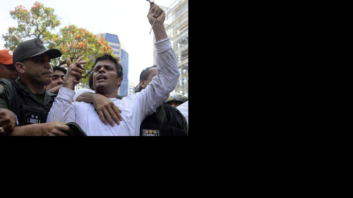
Leopoldo López es escoltado por la Guardia Nacional el pasado 18 de febrero, día en que se entregó ante una orden de arresto. 



