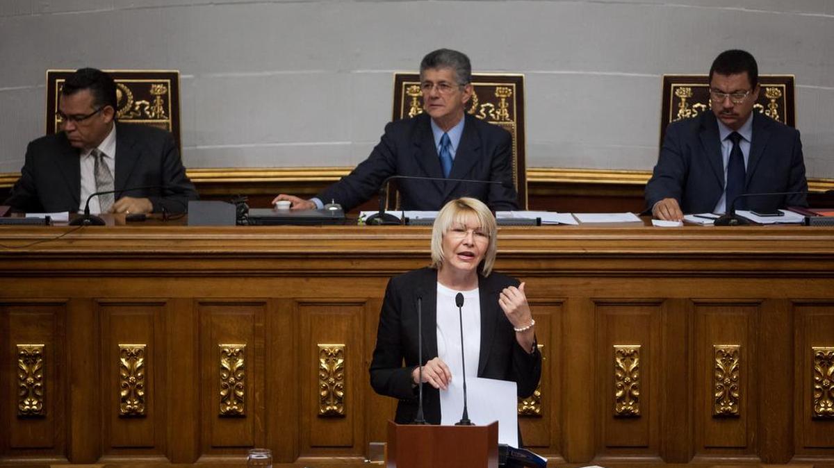 La fiscal general de Venezuela, Luisa Ortega Díaz (abajo) habla en el hemiciclo de sesiones de la Asamblea Nacional mientras el presidente del organismo, Henry Ramos Allup (c); acompañado del primer vicepresidente, Enrique Marquez (i) y el segundo vicepresidente; Simón Calzadilla (d), escuchan su intervención en el hemiciclo de sesiones de la Asamblea Nacional el martes 2 de febrero de 2016, en Caracas.