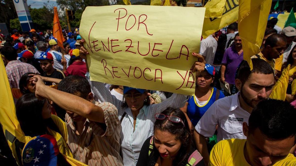 Cientos de personas participan en una manifestación para exigir el referendo para revocar al presidente venezolano Nicolás Maduro el 7 de septiembre del 2016, en la ciudad de Mérida, Venezuela.