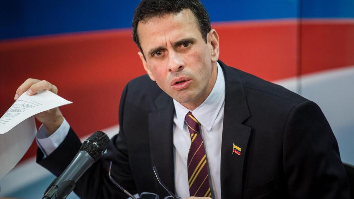 El ex candidato opositor a la Presidencia de Venezuela y gobernador del céntrico estado de Miranda, Henrique Capriles ofrece una rueda de prensa el miércoles 11 de enero del 2017, en Caracas (Venezuela).