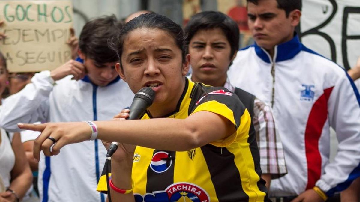 Fotografía de archivo del 30 de marzo de 2014 de Gaby Arellano habla a un grupo de manifestantes opositores al Gobierno de Nicolás Maduro en Caracas, Venezuela. La diputada opositora del Parlamento venezolano Gaby Arellano se declaró hoy, jueves 12 de mayo de 2016, en huelga de hambre frente a la sede del Tribunal Supremo de Justicia (TSJ) para exigir la liberación de tres legisladores suplentes privados de libertad desde hace más de dos años.