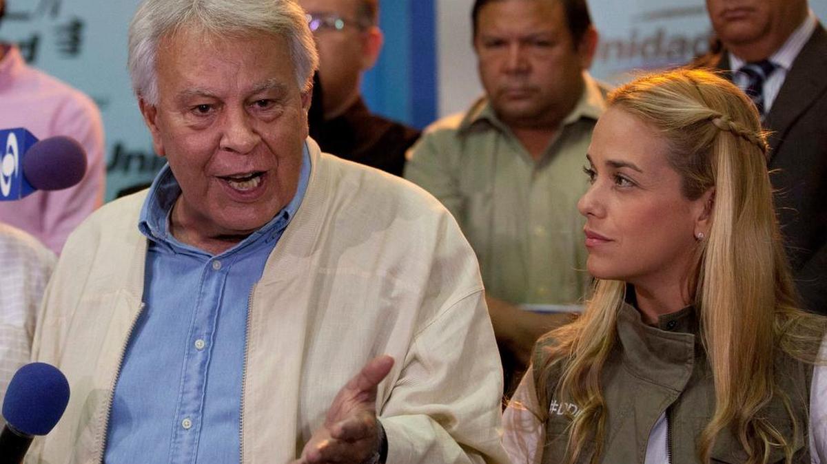 El ex presidente español habla con periodistas junto a Lilian Tintori durante una rueda de prensa.