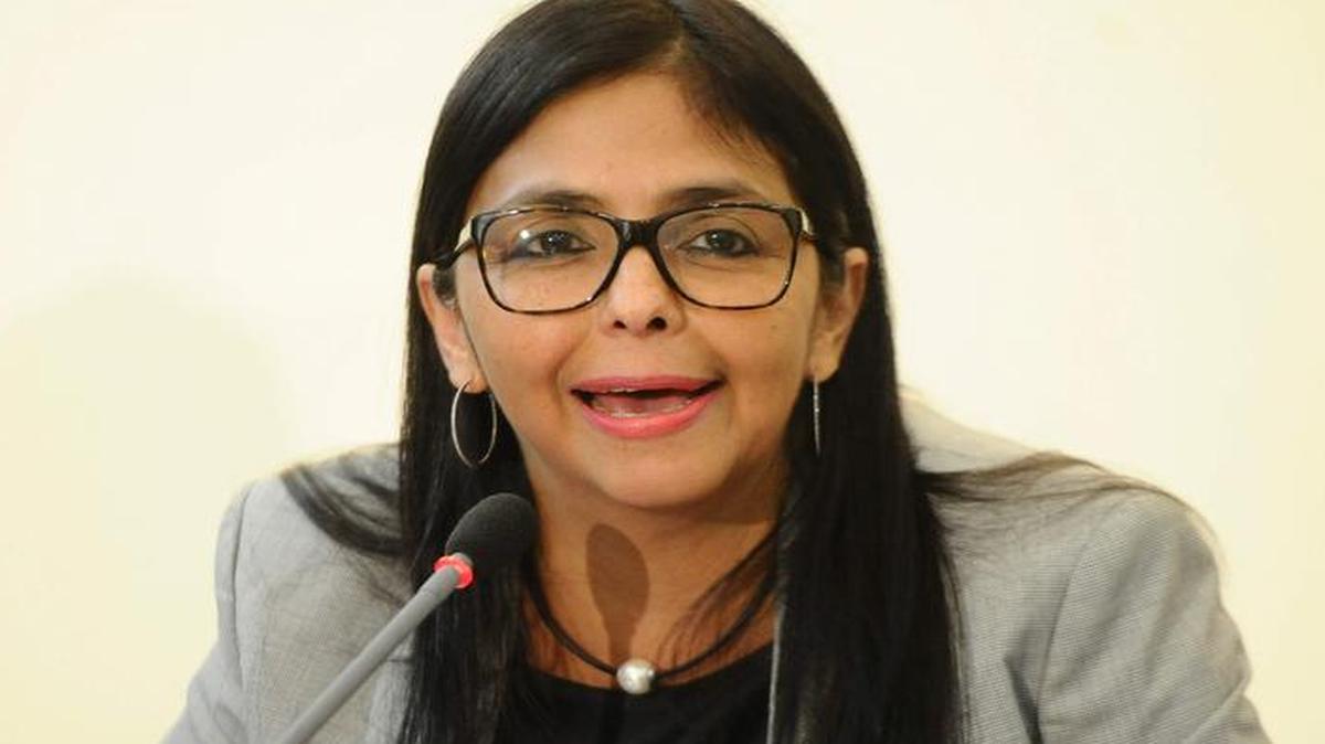 La canciller venezolano Delcy Rodríguez dijo el jueves que considera “inaudito e inadmisible” que Washington “imponga sanciones a un Poder Público soberano e independiente violando leyes internacionales”. En la foto, Rodríguez en una conferencia de prensa el 2 de mayo de 2017 en San Salvador.