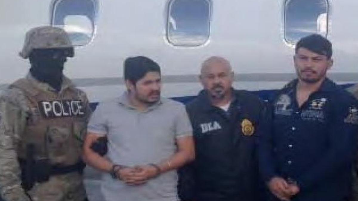 Efraín Campo Flores, segundo de la izquierda, y Franqui Francisco Flores (cuarto de izq. a der.) al ser arrestados en Haití en noviembre.