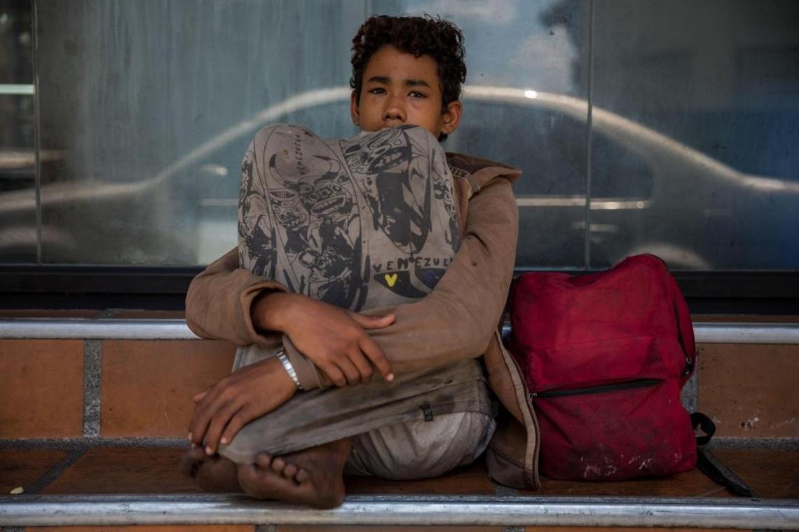 Un adolescente en la entrada de una panadería en Caracas en marzo del 2018. Cientos de miles de venezolanos se han visto obligados a migrar para escapar de las condiciones de hambruna mientras los ricos invierten en condominios y casas de lujo en el extranjero.