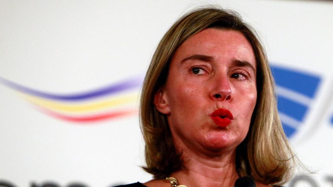 La jefa de la diplomacia europea, Federica Mogherini, da una rueda de prensa mientras participa este jueves a la reunión informal de ministros de Defensa de la UE en el Parlamento, en Bucarest (Rumanía).