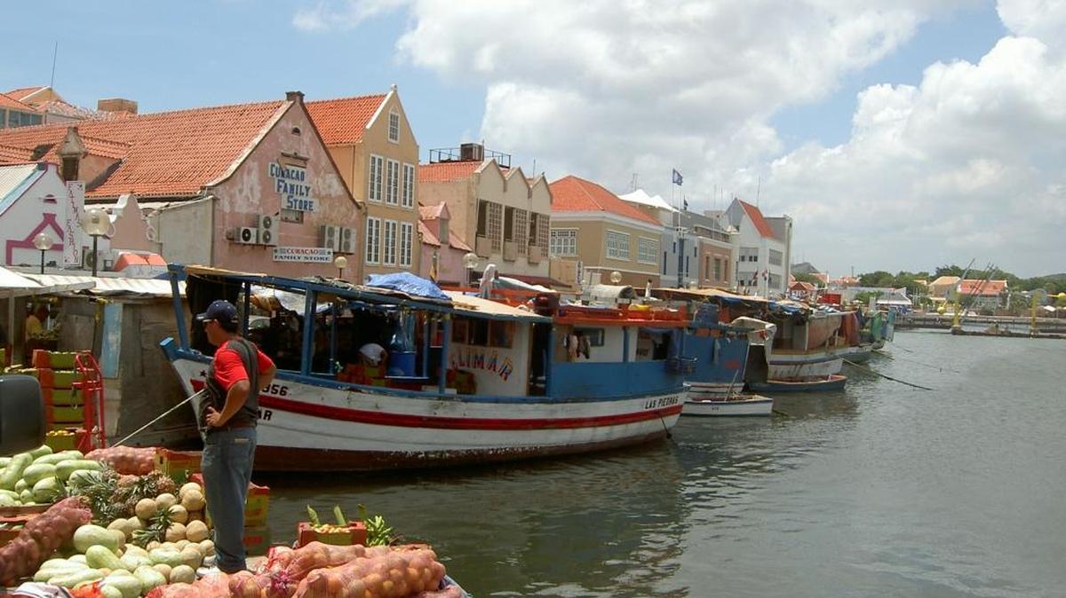 Muelle en el mercado de Willemstad, Curazao.