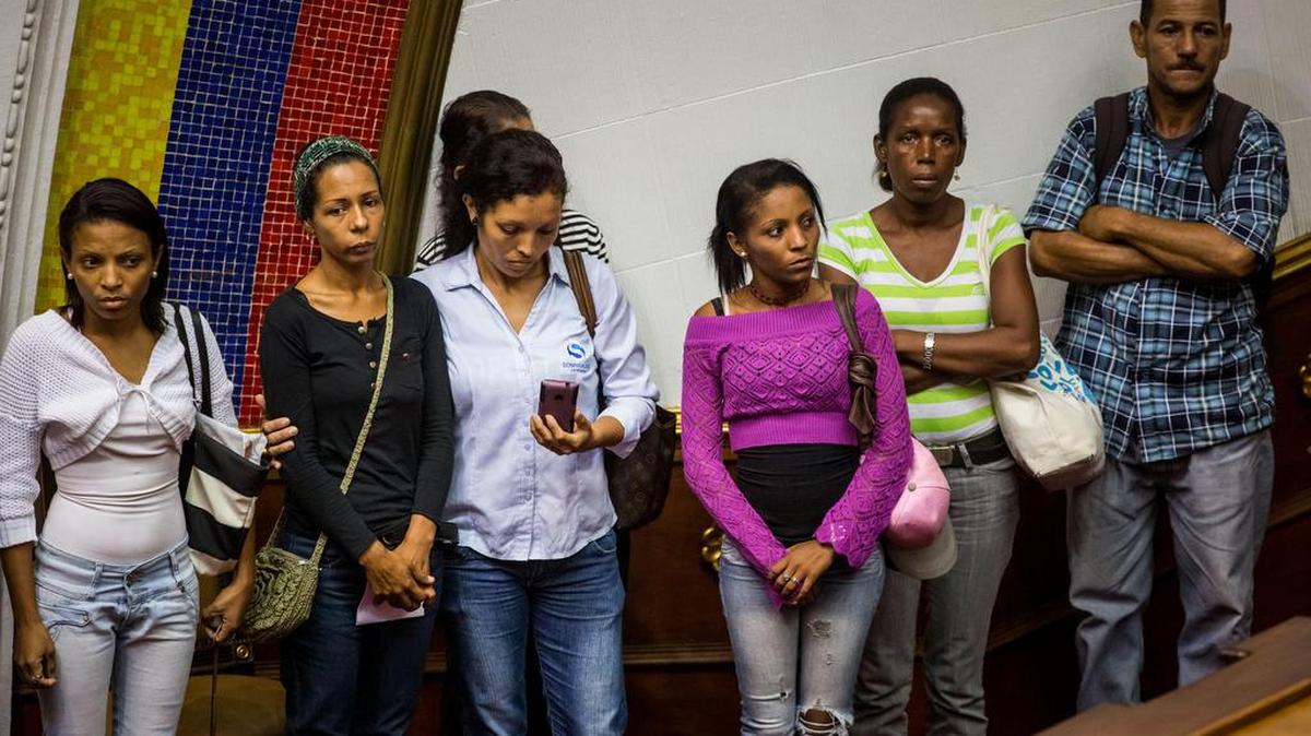 Un grupo de familiares de las víctimas de los sucesos de Barlovento asisten a una sesión de la Asamblea Nacional el martes 29 de noviembre del 2016, en Caracas (Venezuela).