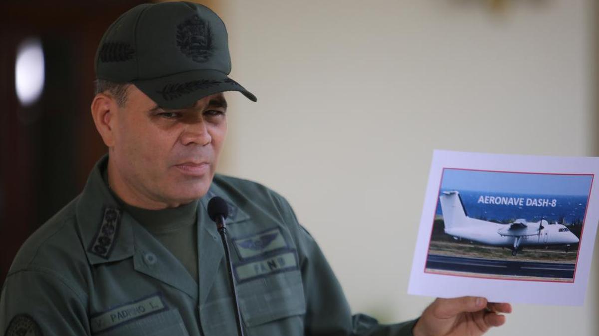 Fotografía cedida por prensa de Miraflores del ministro de defensa de Venezuela, el general Vladimir Padrino, quien habla con los medios este 08 de noviembre de 2015, en Caracas (Venezuela).