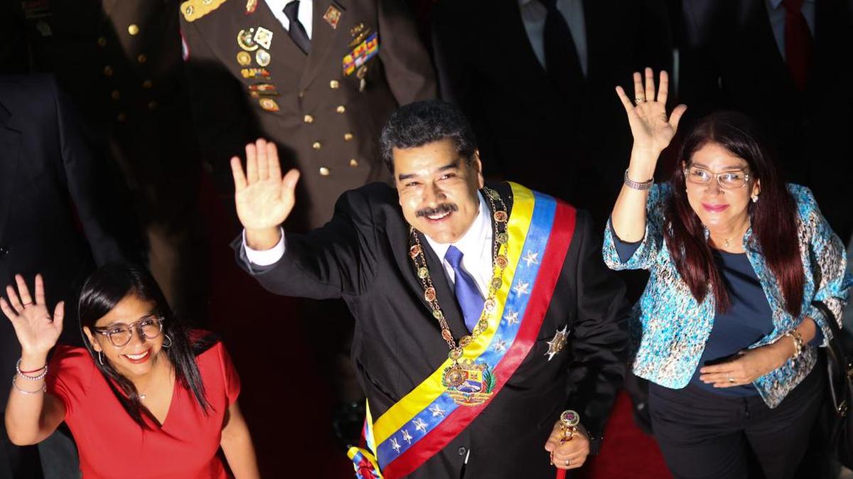 Fotografía cedida por prensa del Palacio de Miraflores, del presidente Nicolás Maduro (c) junto a la primera dama Cilia Flores (d) y a la presidente de la Asamblea Nacional Constituyente Delcy Rodríguez (i) el jueves 7 de septiembre de 2017, a su llegada a una sesión de la Asamblea Nacional Constituyente, en Caracas.