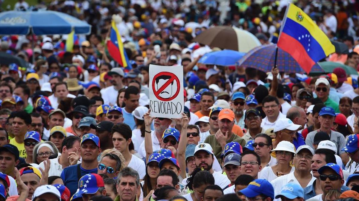 Cientos de miles de personas protestan contra el gobierno del mandatario venezolano Nicolás Maduro, el 26 de octubre de 2016 en Caracas.