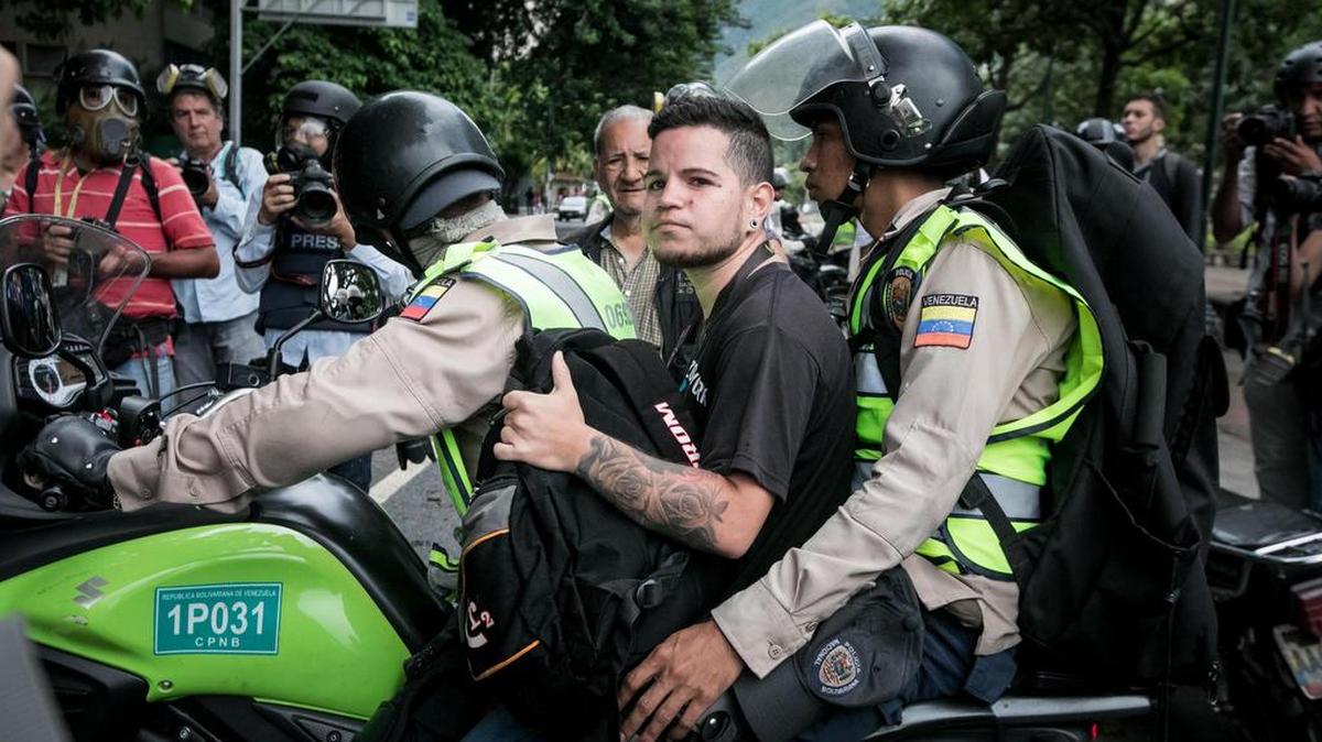Manifestantes opositores permanecen detenidos por la Policía Nacional Bolivariana (PNB) durante una protesta el lunes 19 de junio de 2017, en Caracas (Venezuela).