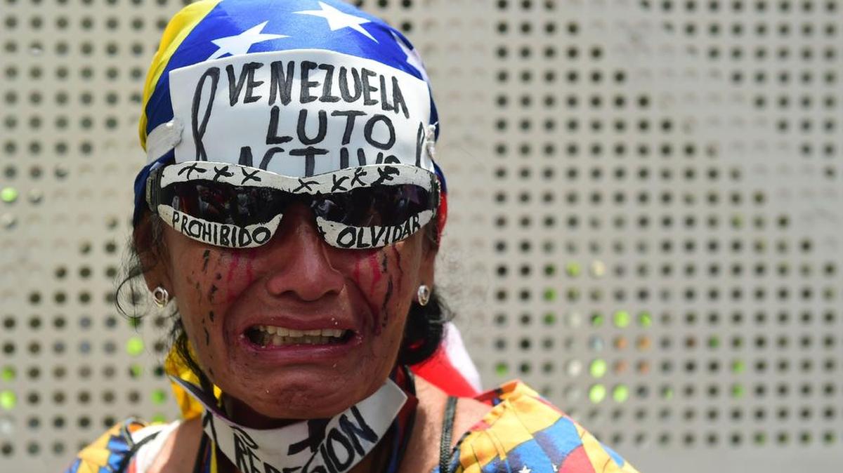 Una venezolana participa en una marcha en Caracas el sábado 6 de mayo de 2017.