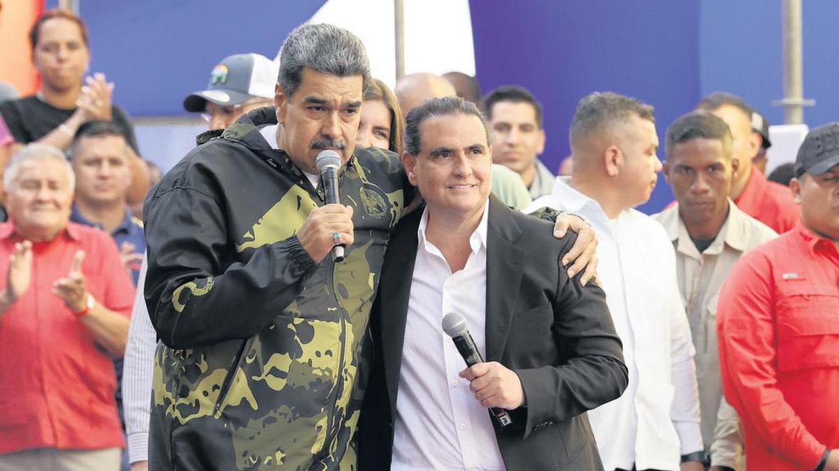El gobernante venezolano Nicolás Maduro y Alex Saab se abrazan durante un evento por el aniversario del golpe de Estado de 1958 que derrocó al dictator Marcos Pérez Jiménez, en Caracas, el martes 23 de enero de 2024.