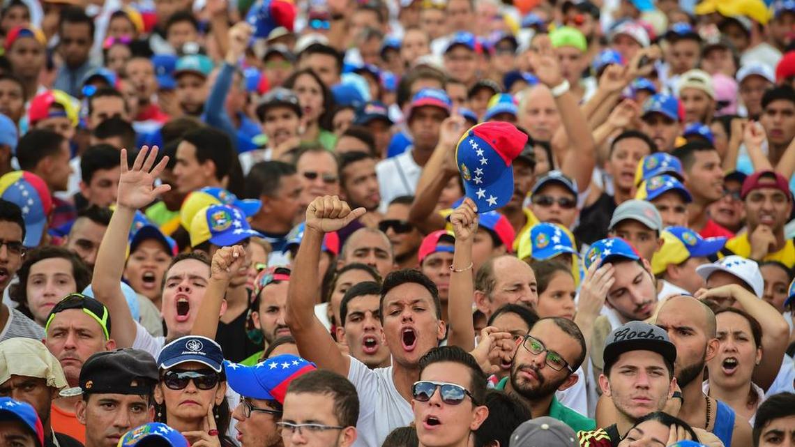 Miles de personas protestan contra el gobierno de Nicolás Maduro y la suspensión del referendo revocatorio, el miércoles 26 de octubre de 2016, en Caracas.