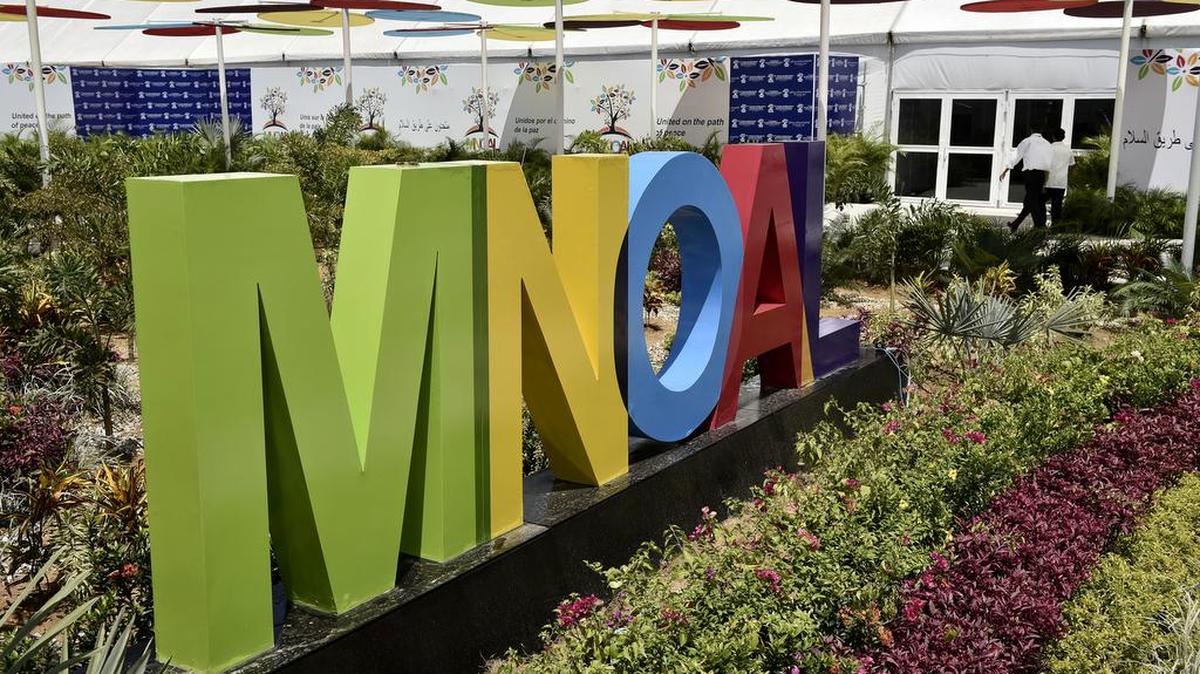 Siglas de la Cumbre del Movimiento de Países No Alineados (NOAL) se muestran fuera del Hotel Venetur Margarita en Porlamar, Venezuela, el martes, 13 de septiembre de 2016.