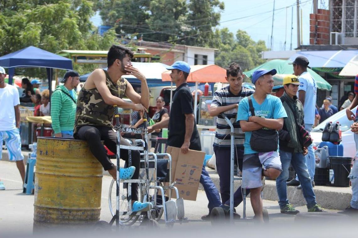 Cientos de venezolanos se ganan la vida en las calles de Cúcuta transportando maletas de sus coterráneos que abandonan Venezuela.