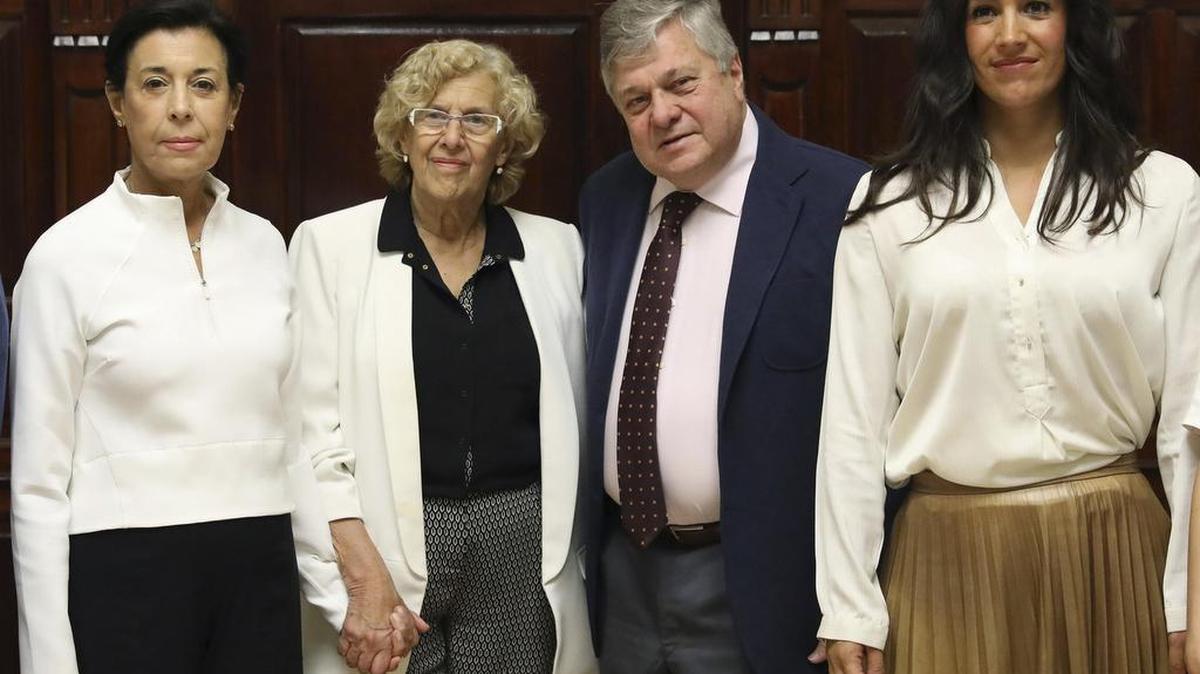 Fotografía facilitada por el Ayuntamiento de Madrid de la alcaldesa, Manuela Carmena (2i) junto a Antonieta Mendoza y Leopoldo López, padres del político venezolano Leopoldo López y la portavoz de Ciudadanos, Begoña Villacís (d) durante el encuentro mantenido en Madrid.