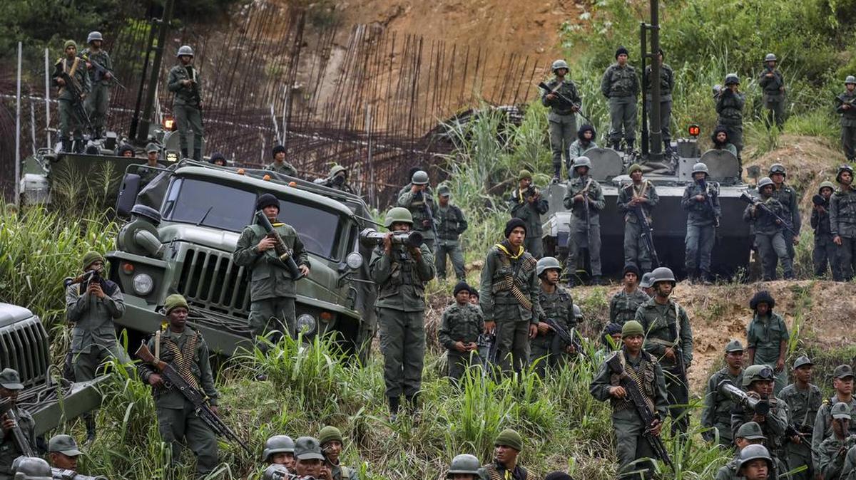 Soldados posan durante la lectura de un comunicado del jefe del Comando Estratégico Operacional de las Fuerzas Armadas, Remigio Ceballos, el viernes 25 de agosto de 2017, en Caracas (Venezuela).