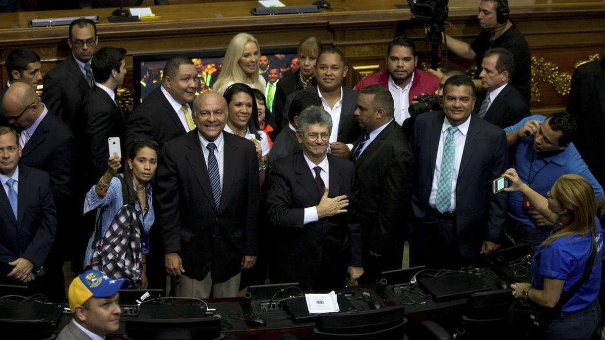 El nuevo presidente de la Asamblea Nacional, Henry Ramos Allup (centro), saluda al llegar al parlamento el martes en Caracas.