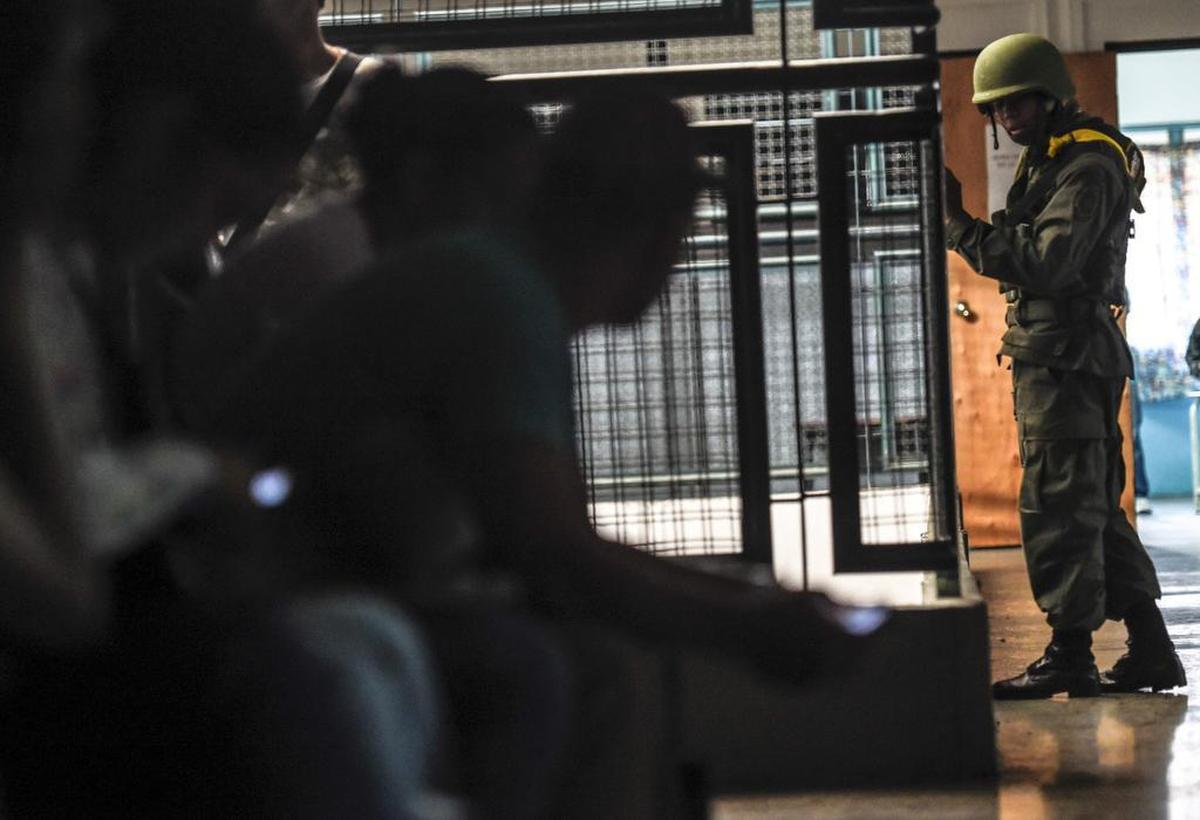 Personas hacen filas para emitir su voto para elegir una Asamblea Constituyente en Caracas el 30 de julio de 2017.