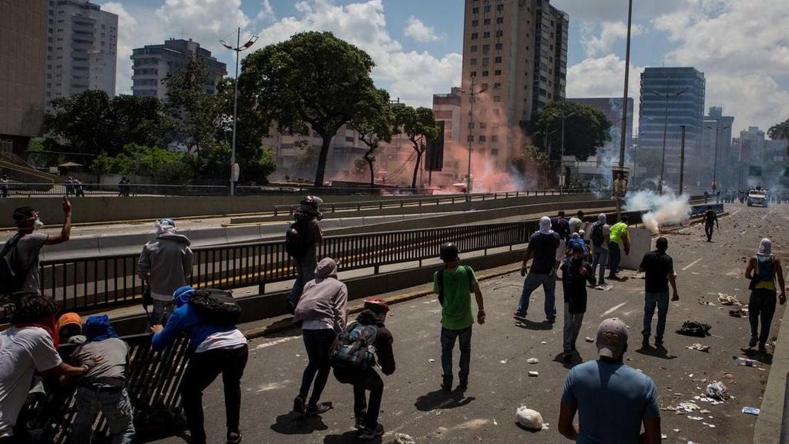 Manifestantes se enfrentan con agentes de la Policía Nacional Bolivariana el sábado 8 de abril de 2017, en Caracas (Venezuela).